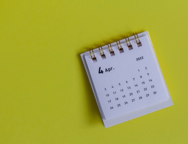 Calendário da área de trabalho para abril de 2022 em um fundo amarelo