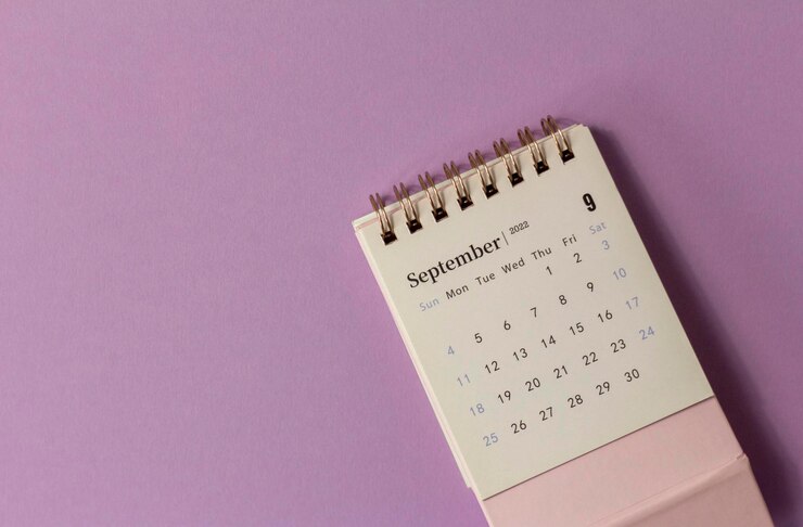 Calendário da área de trabalho para setembro de 2022 em um fundo lilás