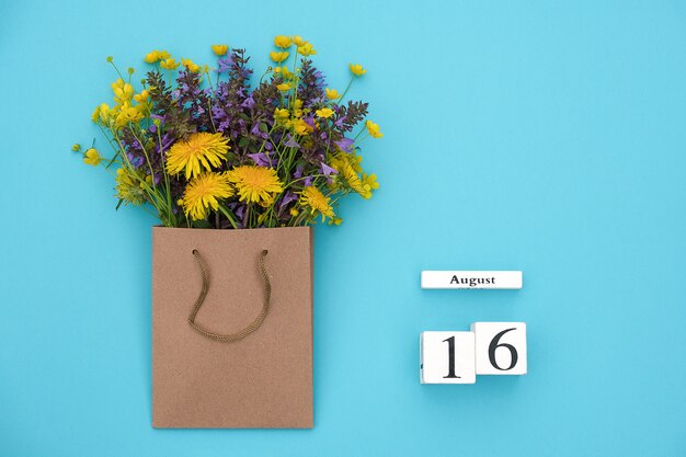 calendário de 16 de agosto e campo coloridas flores rústicas no pacote de artesanato em azul
