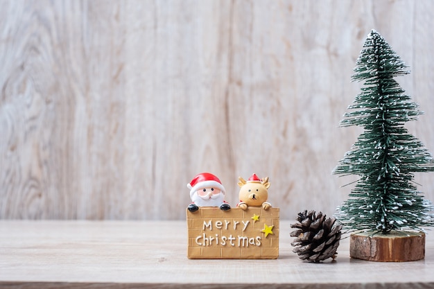 Calendário de 25 de dezembro com decoração de natal, boneco de neve, papai noel