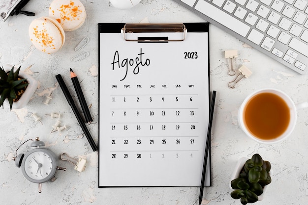 Foto calendário de agosto de 2023 plano leigo com xícara de café