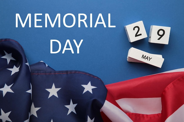 Calendário de cubo com data de 29 de maio do Memorial Day com bandeira dos EUA em fundo azul escuro