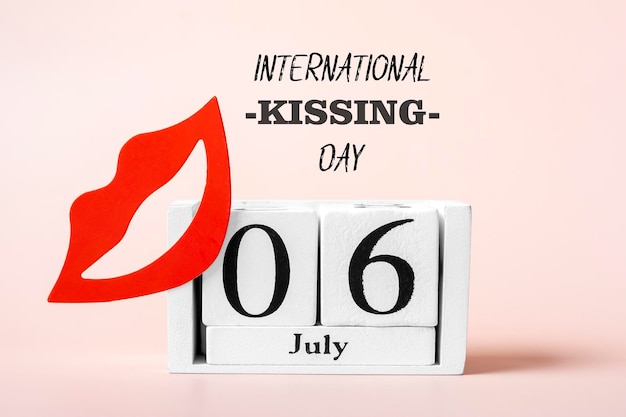 Calendário de lábios vermelhos isolado em fundo rosa 06 de julho conceito de dia internacional do beijo