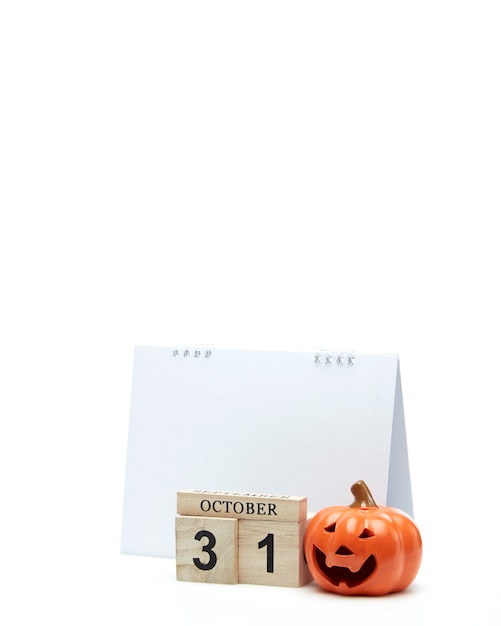 Calendário de madeira 31 de outubro com decoração de halloween em uma superfície branca