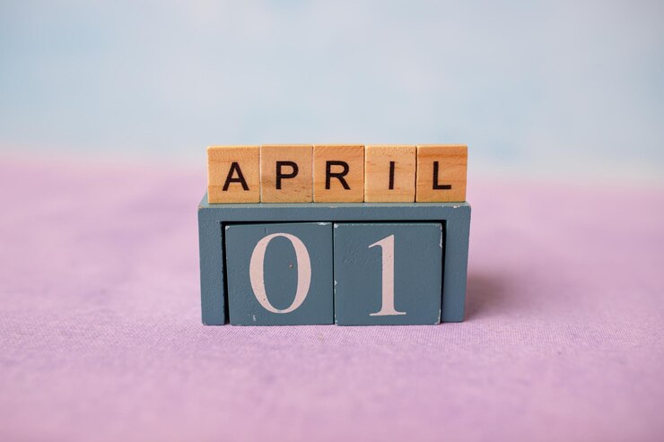 Foto calendário de madeira com a data de 1º de abril em um fundo brilhante dia da mentira