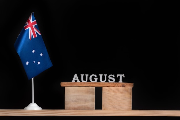 Calendário de madeira de agosto com bandeira australiana em fundo preto Feriados da Austrália em agosto