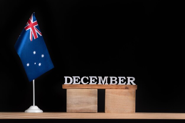 Calendário de madeira de dezembro com a bandeira australiana no preto. férias da austrália em dezembro.