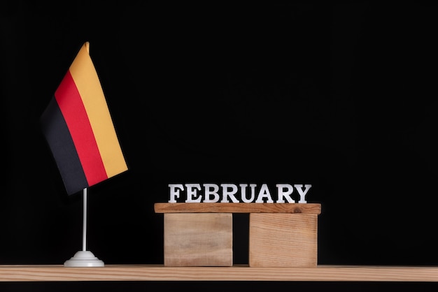 Calendário de madeira de fevereiro com bandeira alemã