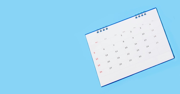 Foto calendário de mesa branco no conceito de planejamento de fundo azul