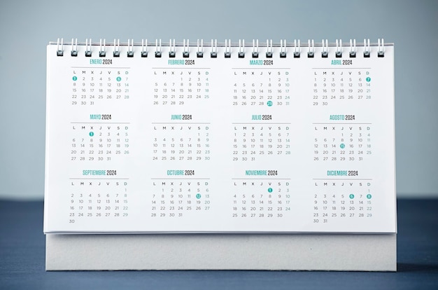 Foto calendário de mesa com ano 2024 e mesa de dias azul