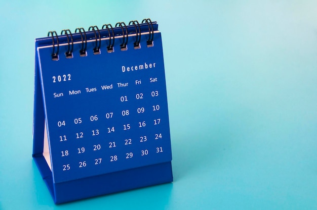 Calendário de mesa de cor azul de dezembro de 2022 sobre fundo azul Conceito de calendário