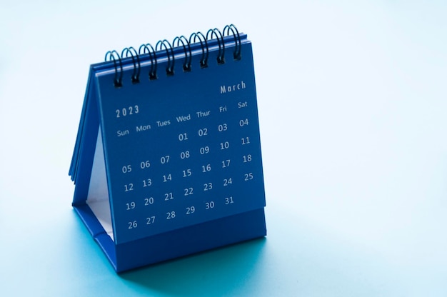 Calendário de mesa de cor azul de março de 2023 sobre fundo azul Copie o espaço