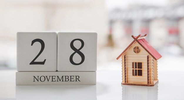 Calendário de novembro e casa de brinquedo. Dia 28 do mês. Mensagem do cartão para imprimir ou lembrar