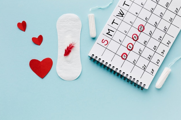 Foto calendário de período e produtos sanitários femininos