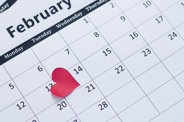 Calendario día de San Valentín y papel de corazones rojos