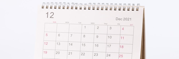 Calendario de diciembre está en primer plano de la mesa