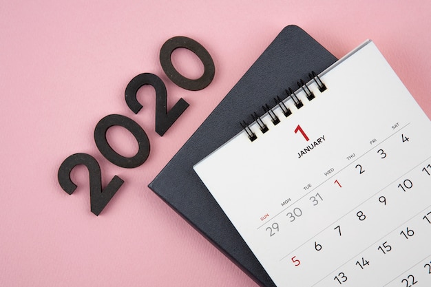 Calendário do ano novo 2020 em fundo rosa