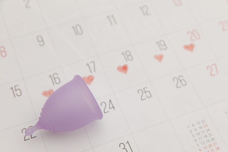 Calendário e copo menstrual roxo feminino, higiene, menstruação, dias críticos, conceito