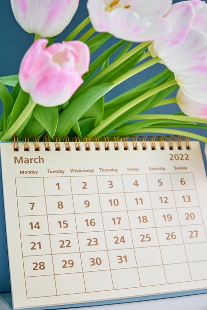 Foto calendário e flores de perto