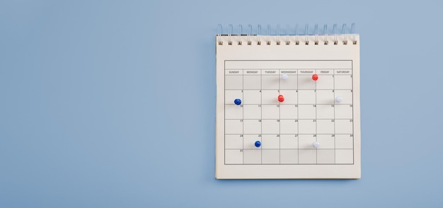 Calendário em fundo azul com espaço de cópia fixado em calendário em data agendamento de reunião de negócios conceito de lembrete de planeamento de viagem