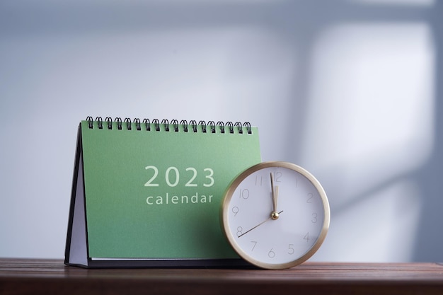 Calendario de escritorio 2023 y despertador.