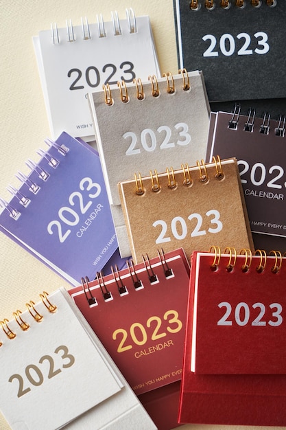 calendario de escritorio 2023 sobre fondo de color