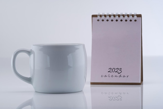 calendario de escritorio 2023 y taza blanca