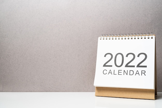 Calendario de escritorio para el año nuevo 2022 con espacio de copia.