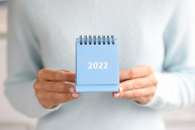 Foto calendario de escritorio azul para 2022. planificación de tareas comerciales para el próximo año