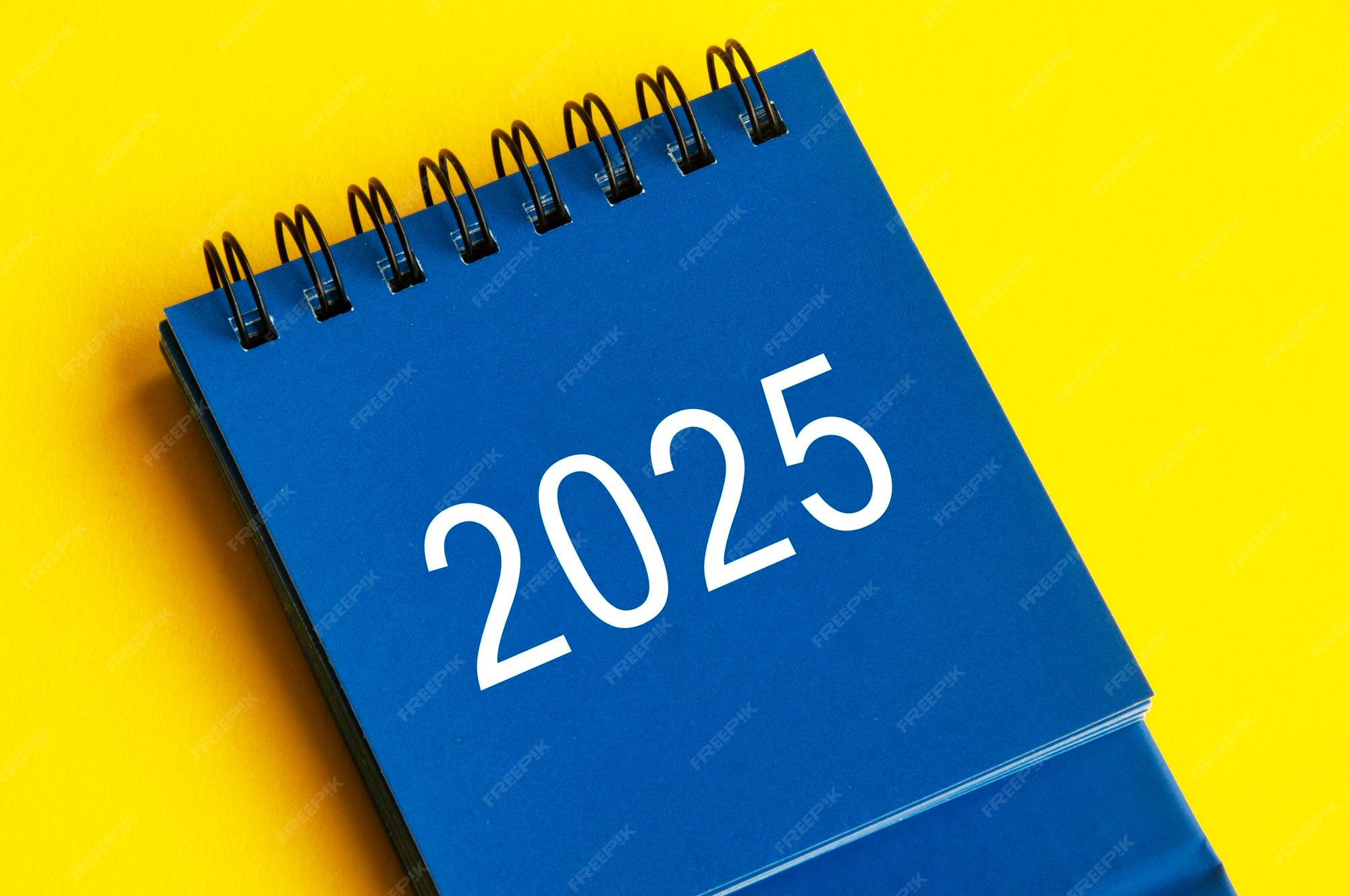 Calendario de escritorio azul de agosto de 2025 sobre fondo de portada amarillo Foto Premium