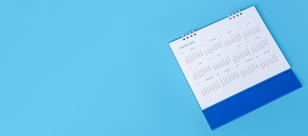 calendario de escritorio blanco sobre fondo azul