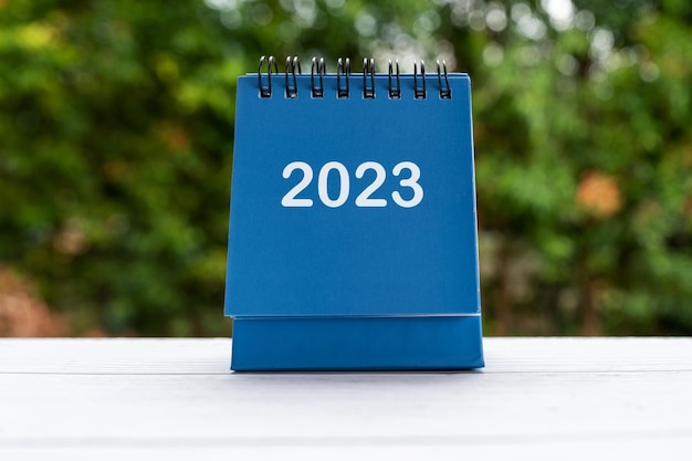 Calendario de escritorio de color azul 2023 con espacio de copia