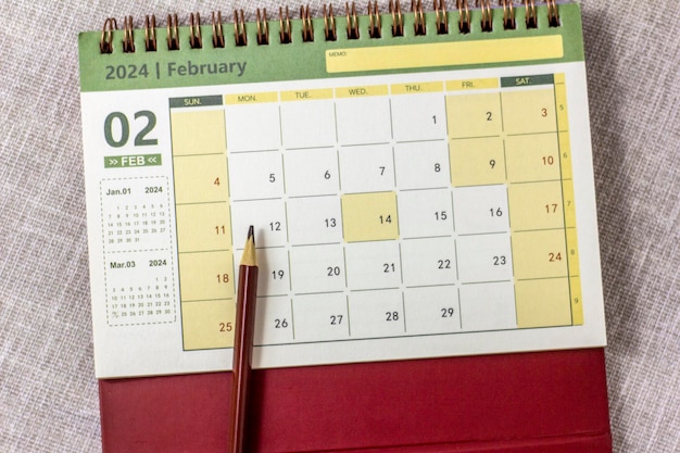 Foto calendario de escritorio para febrero de 2024 y en la mesa con espacio para copias