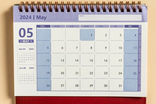 Calendario de escritorio para mayo de 2024 sobre un fondo beige