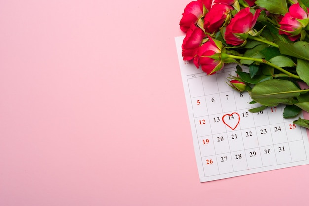 Calendario de febrero y vista superior de rosas rojas