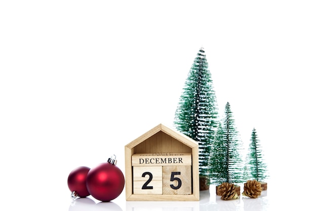 Calendario con la fecha de Navidad en pared blanca