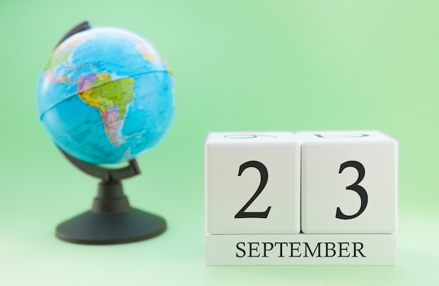 Calendário feito de madeira com 23 dias do mês de setembro