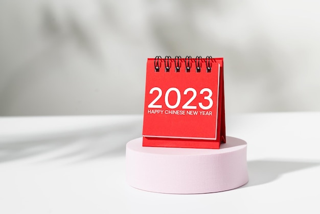 Calendário feliz ano novo chinês 2023 no pódio rosa com fundo branco