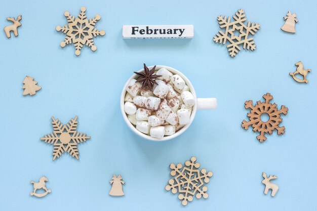 Calendário fevereiro caneca marshmallows de cacau e grandes flocos de neve de madeira