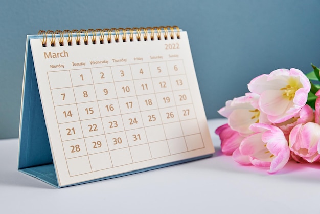 Calendario y flores de cerca