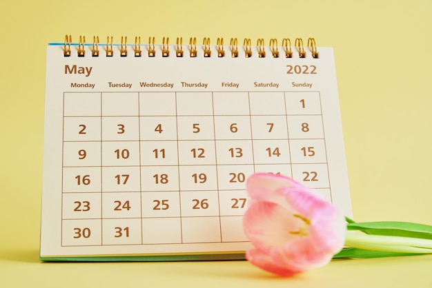 Calendario y flores de cerca