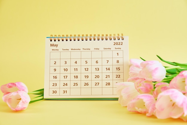 Calendario y flores de cerca