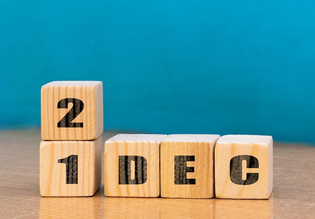 Calendario en forma de cubo para el 21 de diciembre sobre superficie de madera con espacio vacío para el calendario de cubo de texto para diciembre sobre fondo de madera
