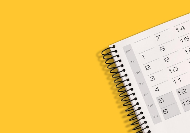 Calendario limpio blanco sobre fondo amarillo sólido con espacio de copia, calendario de reuniones de negocios,