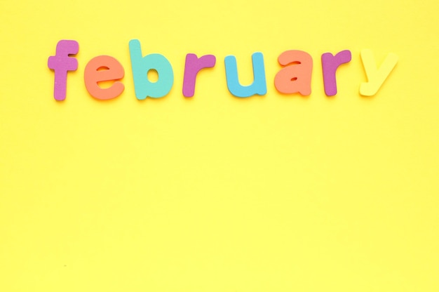 Calendário lista de fevereiro planejador diário para parede e mesa em fundo amarelo para fazer a lista de verificação org