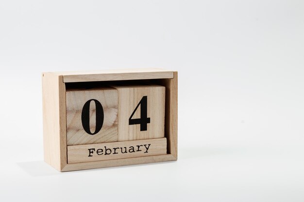 Calendario de madera 04 de febrero sobre un fondo blanco.