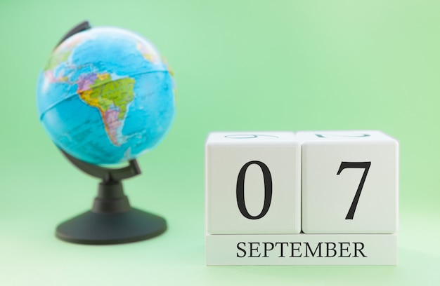 Calendario de madera con 07 días del mes de septiembre