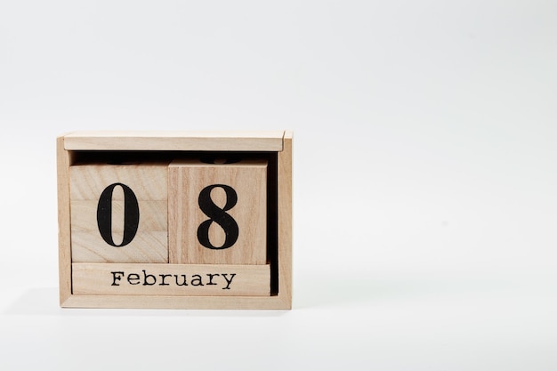 Calendario de madera 08 de febrero sobre un fondo blanco.