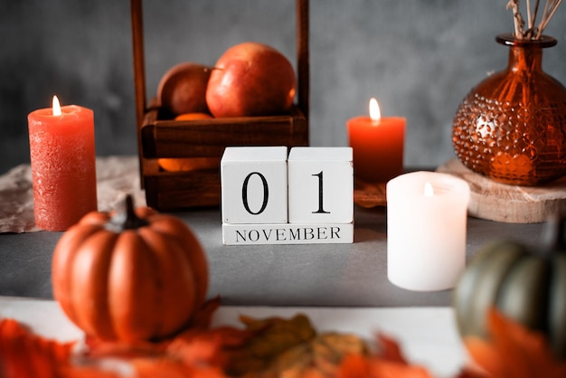 Calendario de madera 1 de noviembre otoño decoración manzanas velas y calabazas