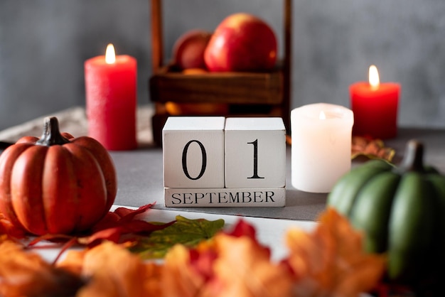 Calendario de madera 1 de septiembre otoño decoración manzanas velas y calabazas